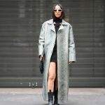 Modell kígyóbőr mintás szettben vonul az utcán