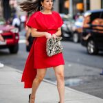 Modell kígyóbőr mintás szettben vonul az utcán