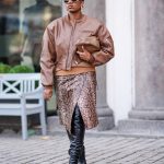 Modell kígyóbőr mintás szettben vonul az utcán