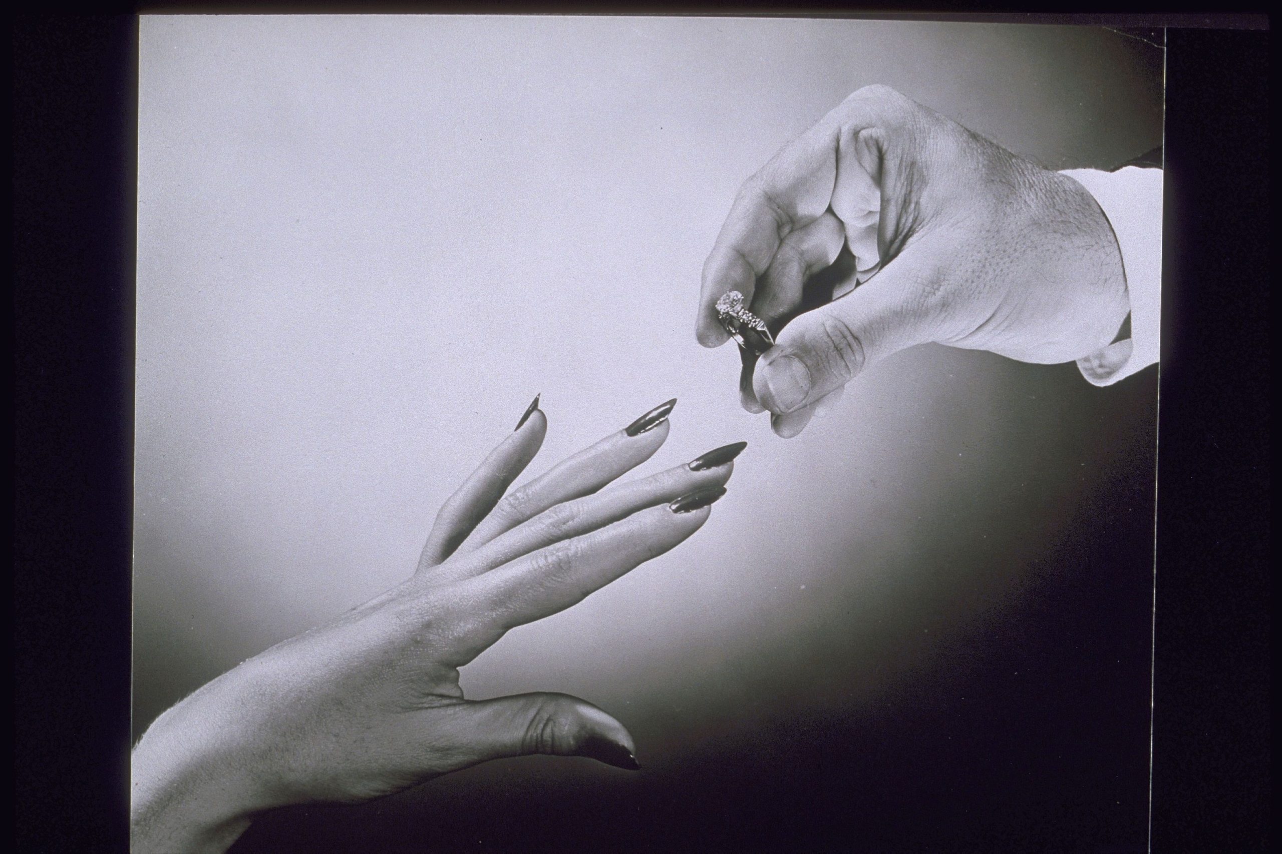 eljegyzesi-gyuru-patriarchalis-hagyomanyok | Marie Claire Az eljegyzési gyűrű vásárlása is egy patriarchális hagyomány