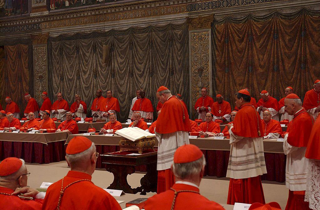 Így nézett ki a 2005. április 18-ai pápaválasztás kezdete Rómában, mikor konklávéra jelentkeznek a bíborosok