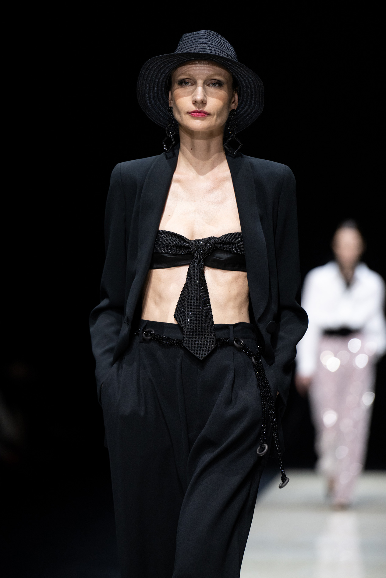 A 2025-ös tavaszi/nyári kiegészítők egyik nagy slágere a nyakkendő, mint amilyen Emporio Armani mellkason megköthető darabja