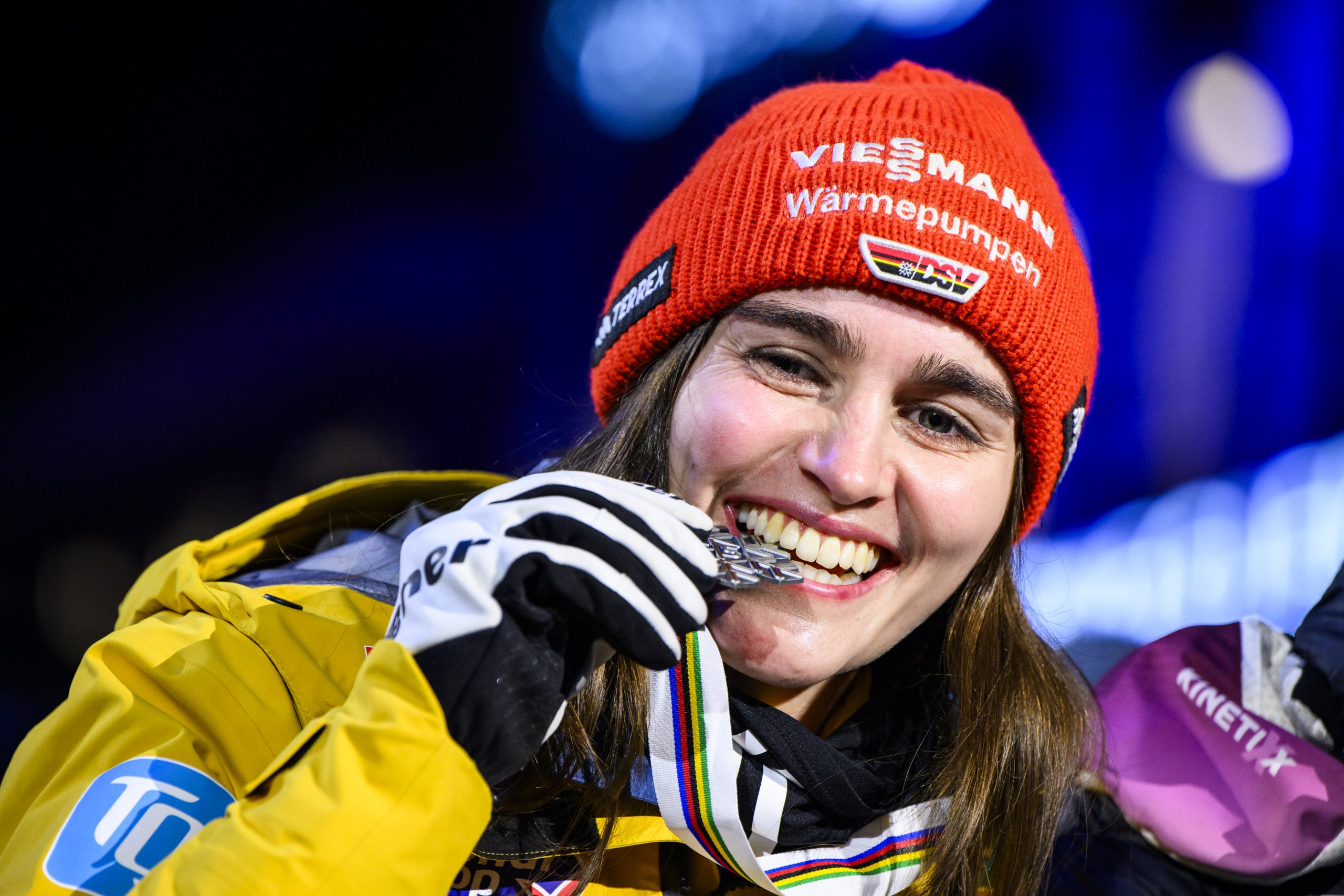 A német Selina Freitag az ezüstérmével pózol