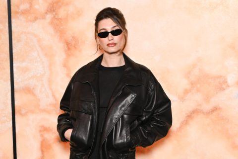 Hailey Bieber dögös láva körmökkel bulizott a 2025-ös Coachella fesztiválon