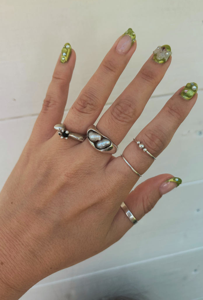 A Bika szezon egyik legerősebb körömmintája a zöld 3D manikűr