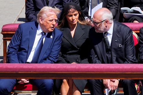 Melania Trump így jelent meg Ferenc pápa temetésén