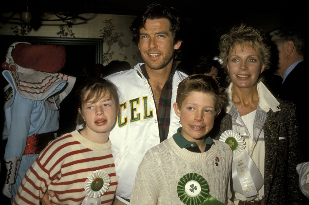 Pierce Brosnan első felesége Cassandra Harris volt, akinek gyermekeit örökbe is fogadta a színész. Párját és lányát azonban tragikus módon elveszítette, fiát pedig kitagadta.