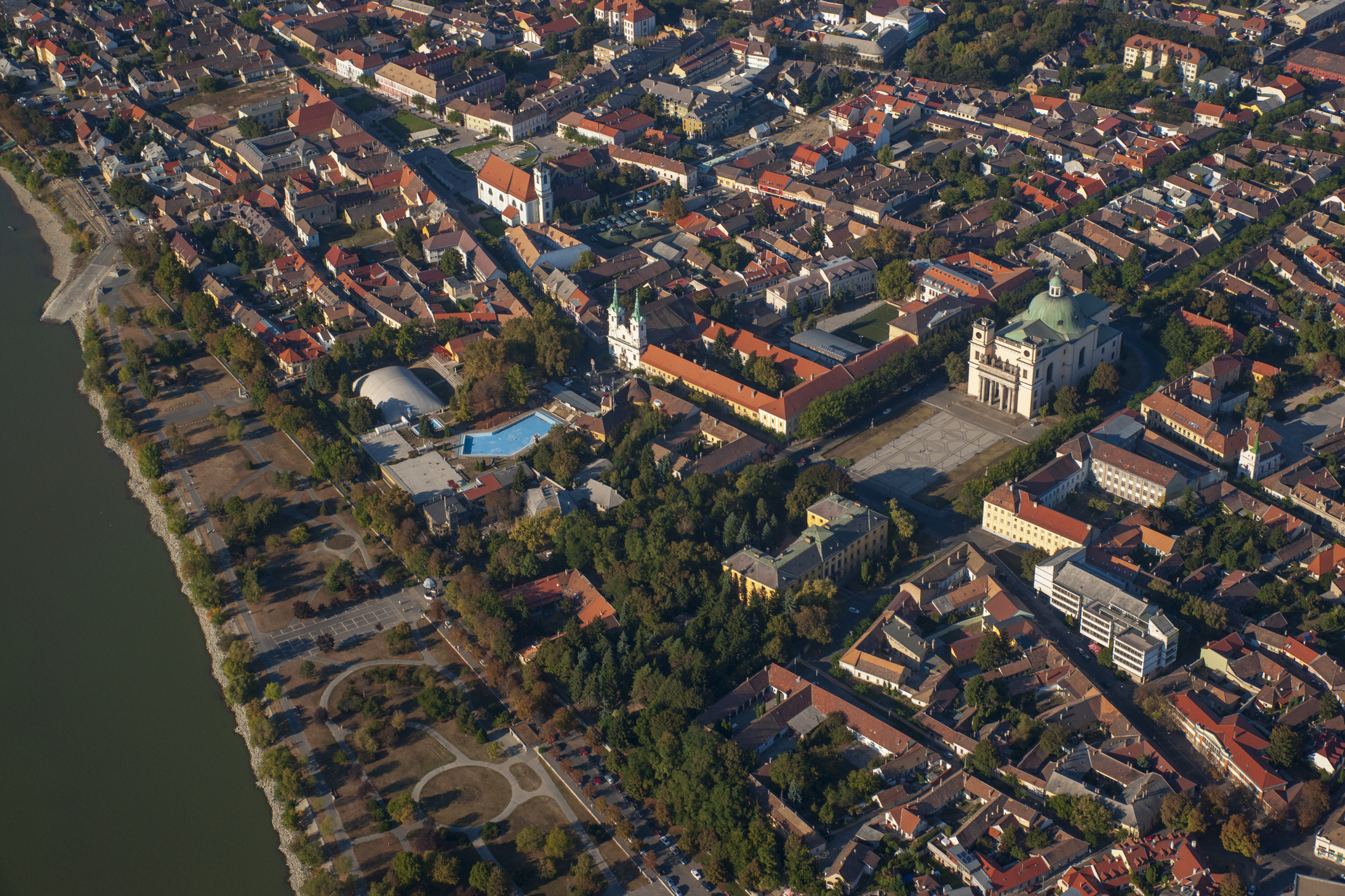 A Duna bal partján fekszik Vác