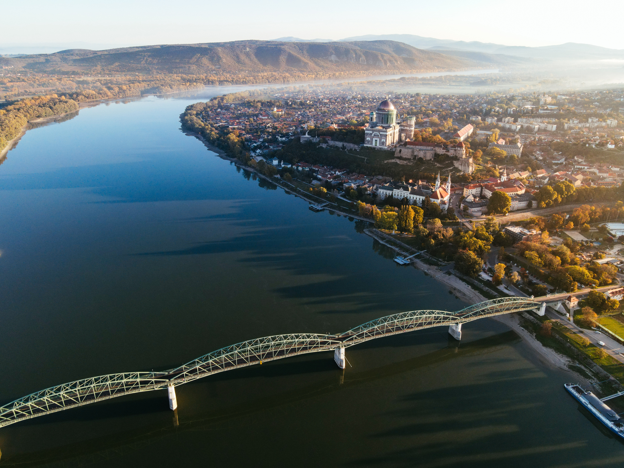 Esztergom a Duna jobb partján emelkedik