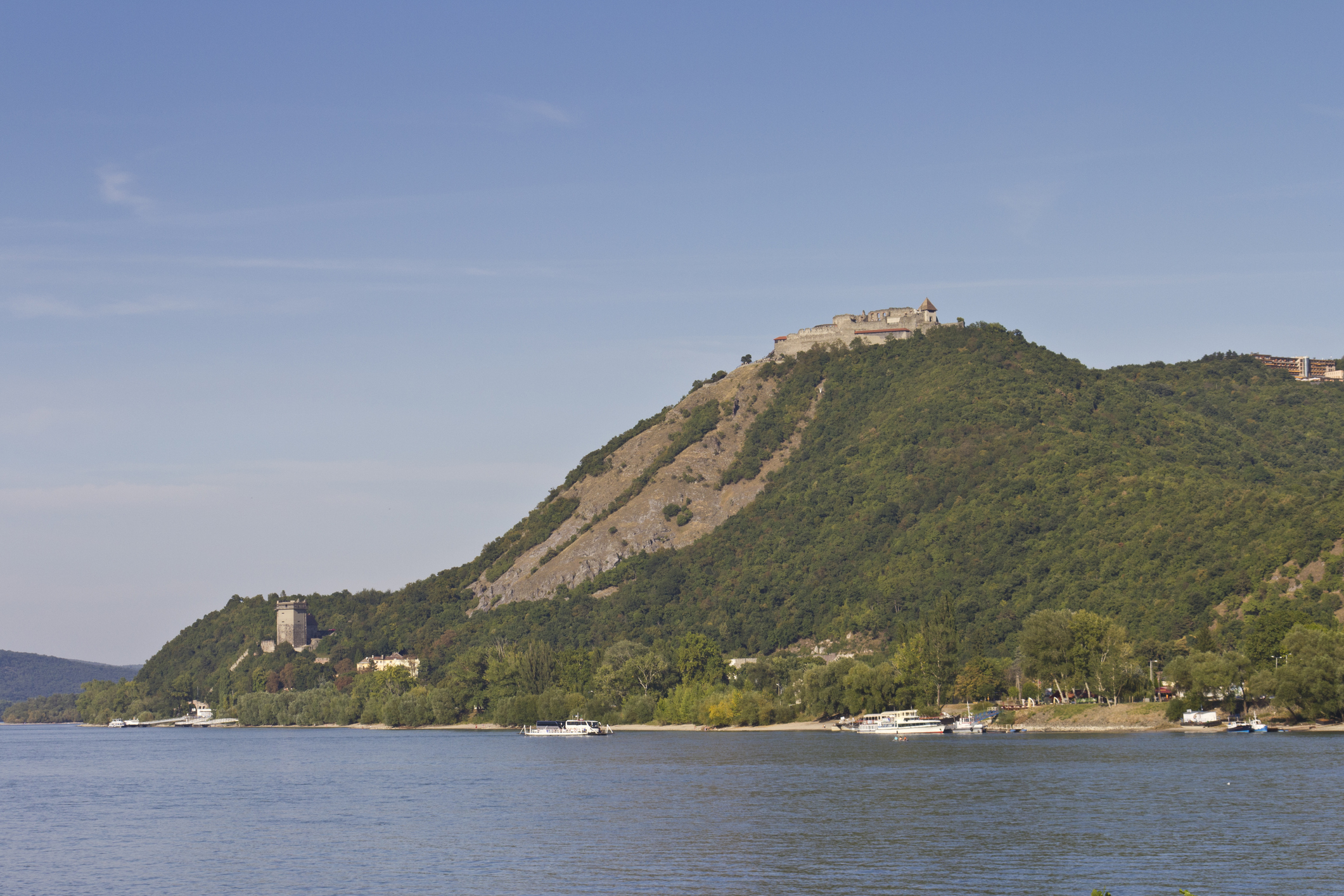 Visegrád a Duna egyik legikonikusabb kanyarulatánál fekszik