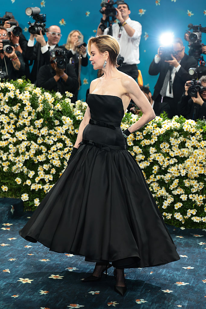 Fekete, masnis Balenciaga ruhát viselt Nicole Kidman a 2025-ös Met-gálán