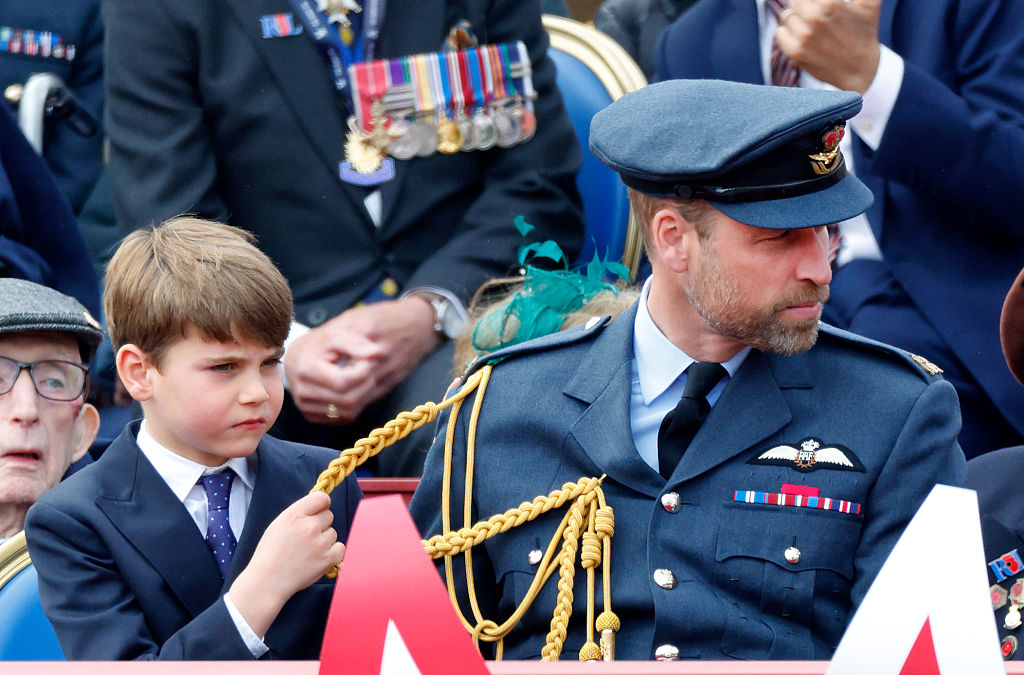 Lajos herceg meglehetősen unalmasnak találta a felvonulást, így apja öltözékével játszott inkább viccesen