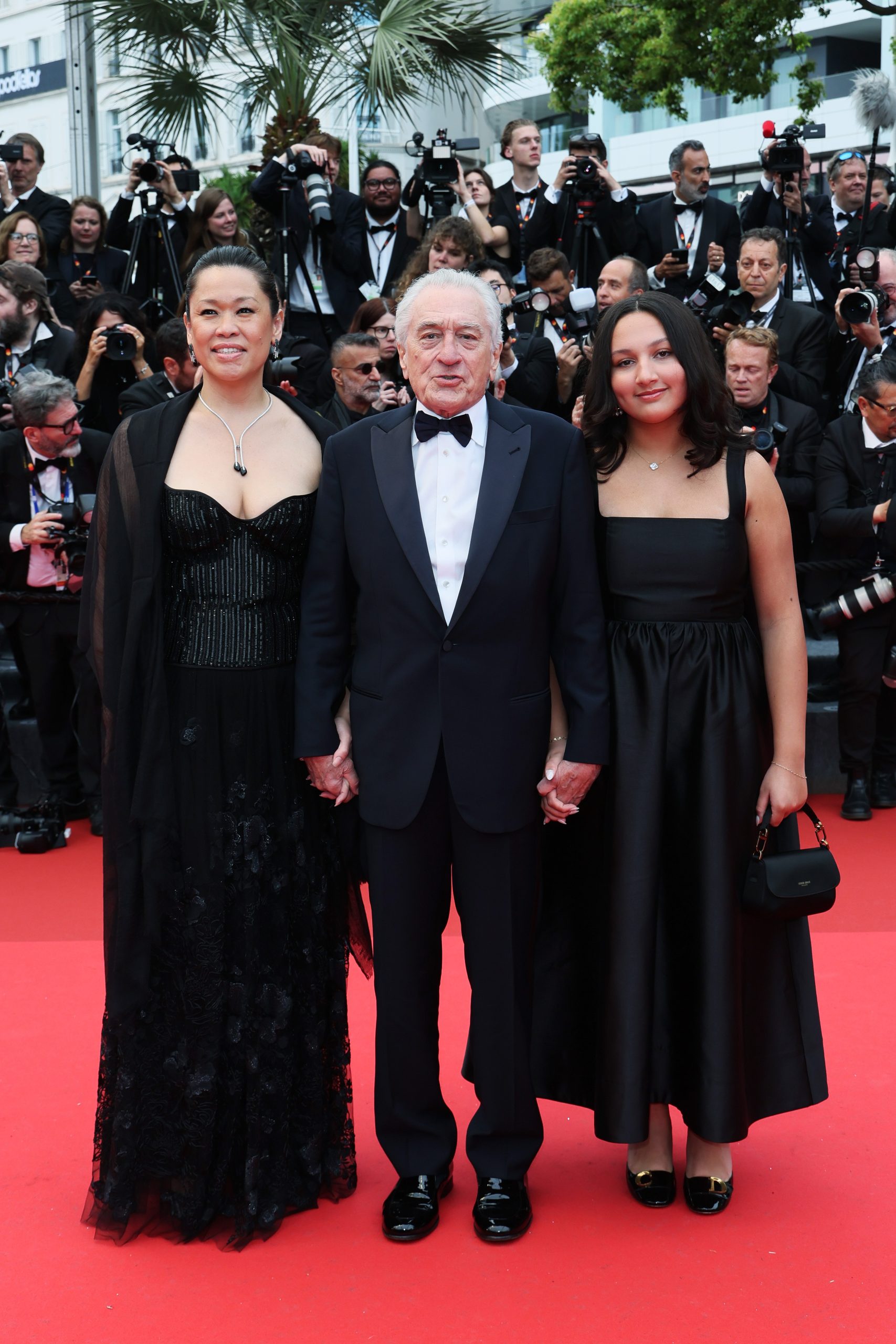 cannes-2025-robert-de-niro-csaladja | Marie Claire Robert de Niro a családjával, a tini lányával és barátnőjével vonult a Cannes vörös szőnyegén
