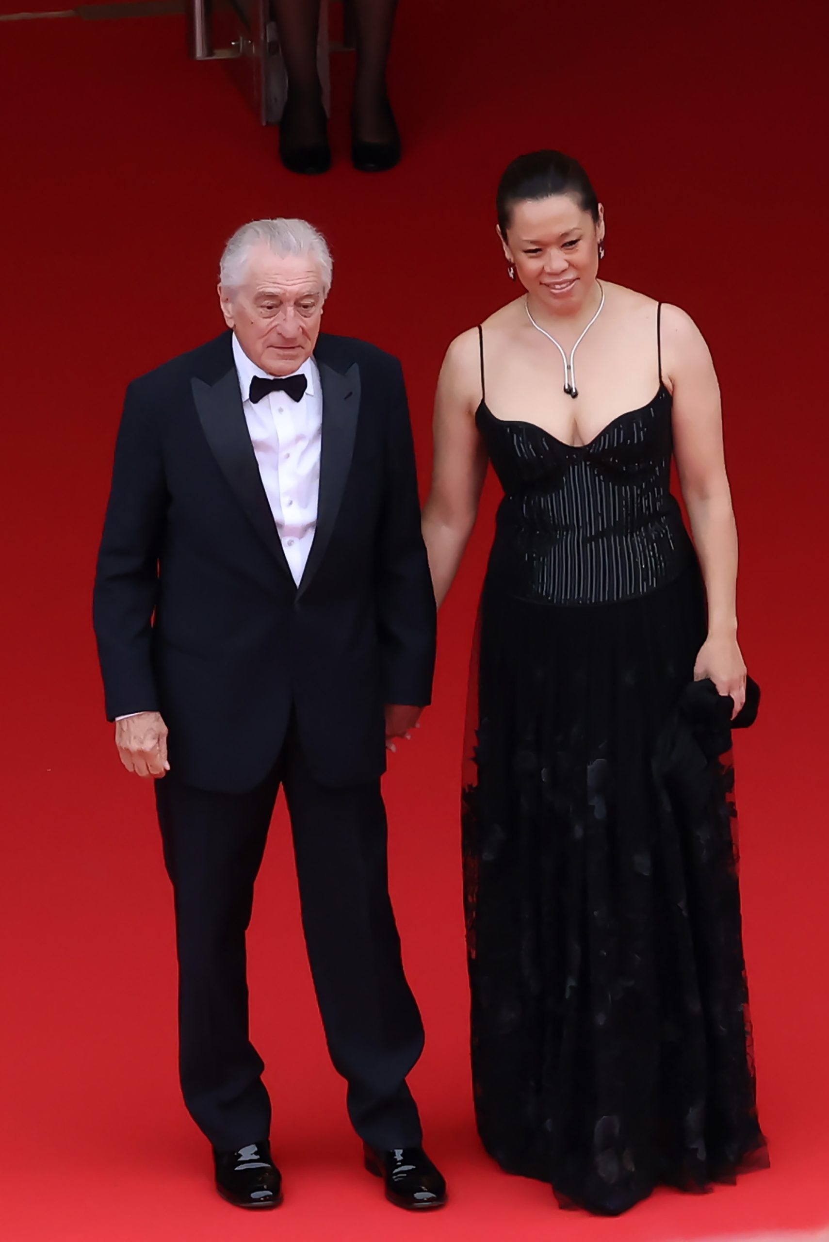 cannes-2025-robert-de-niro-csaladja | Marie Claire Robert de Niro és barátnője a cannes-i filmfezstiválon