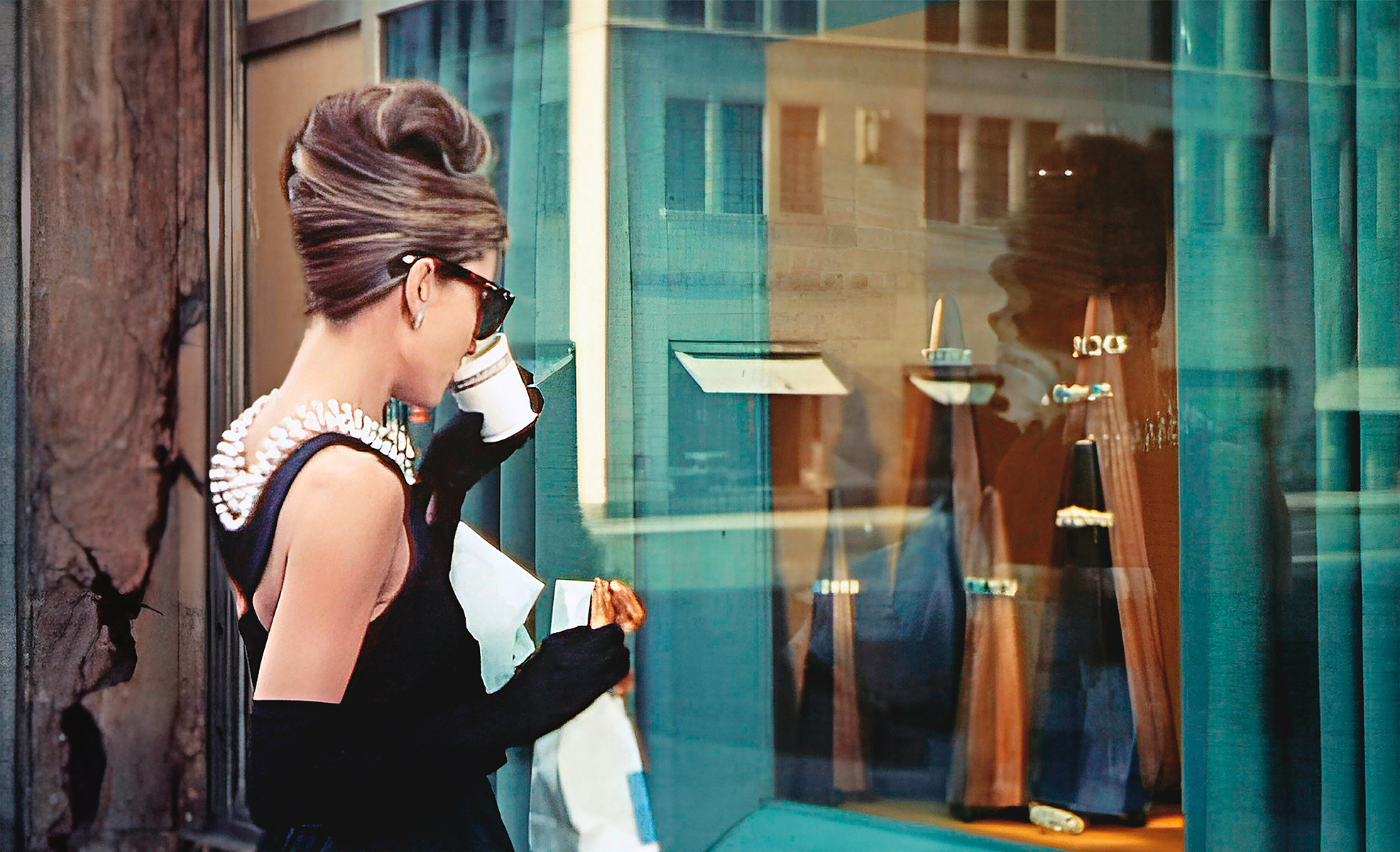 Audrey Hepburn fekete napszemüvege mögül nézegeti a Tiffany & Co. kirakatát