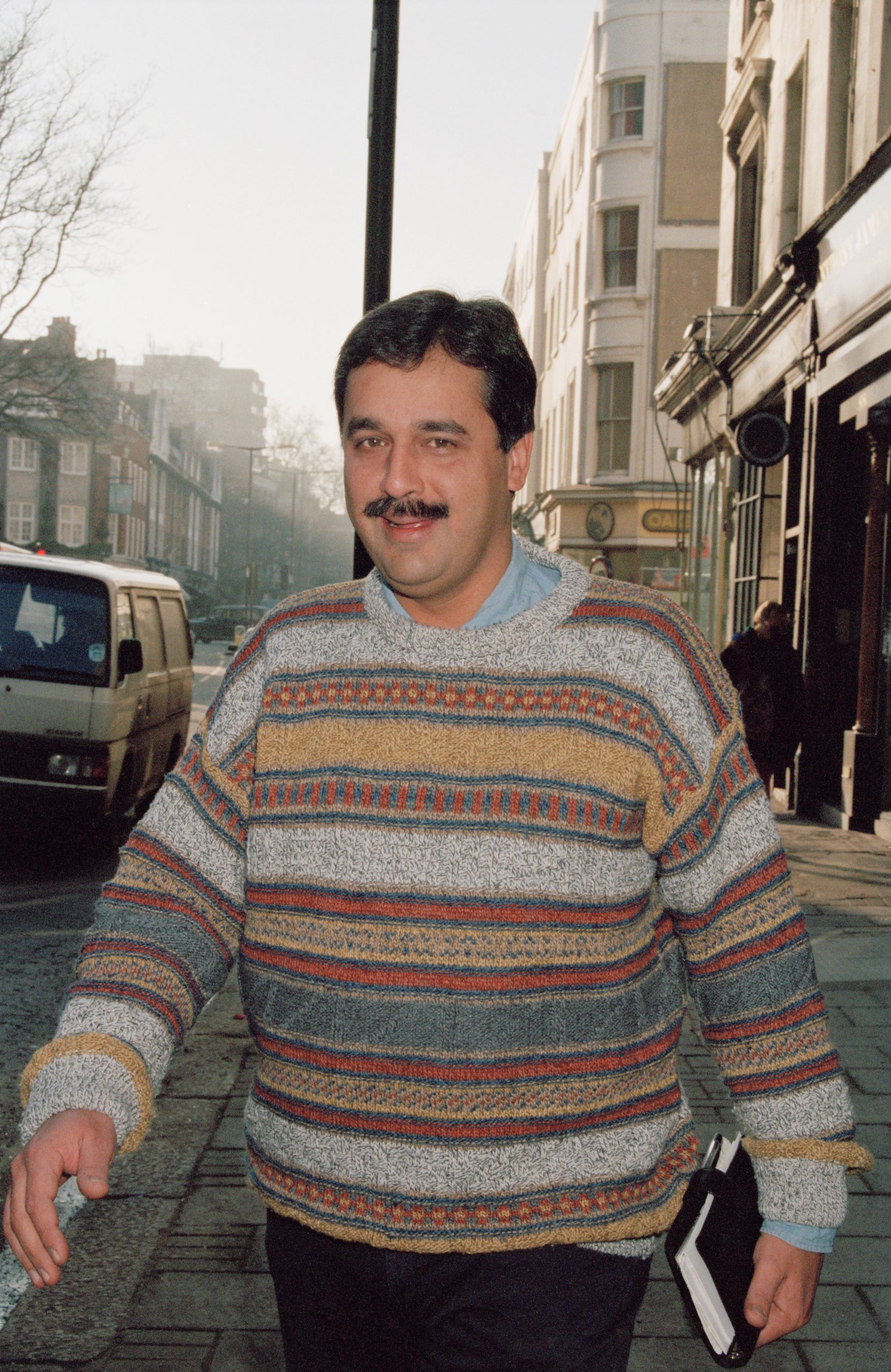 Hasnat Khan egy középosztálybeli muszlim családba született a pakisztáni Jhelumban.