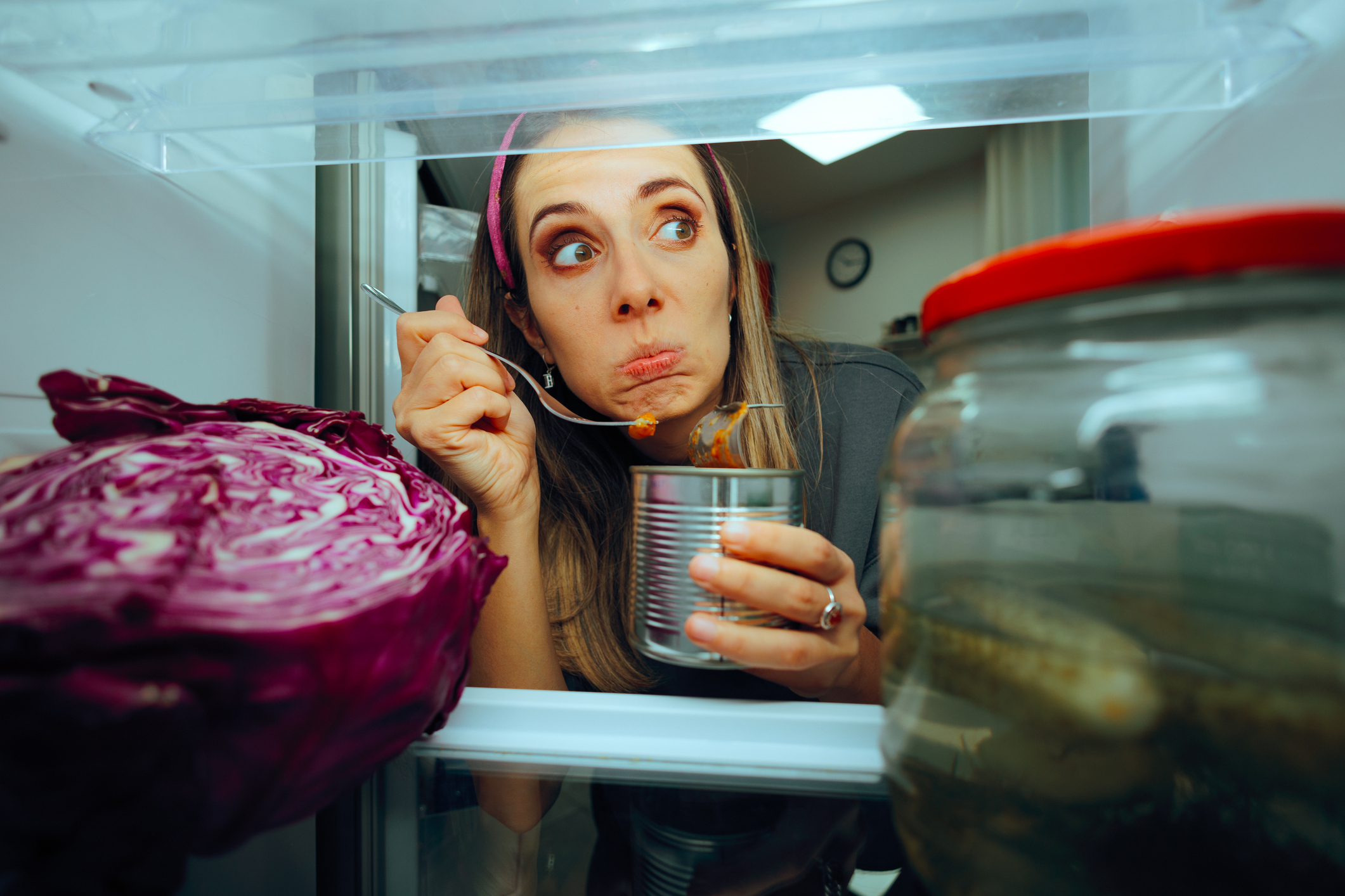 A hűtőben hagyott nyitott konzerv veszélyes lehet