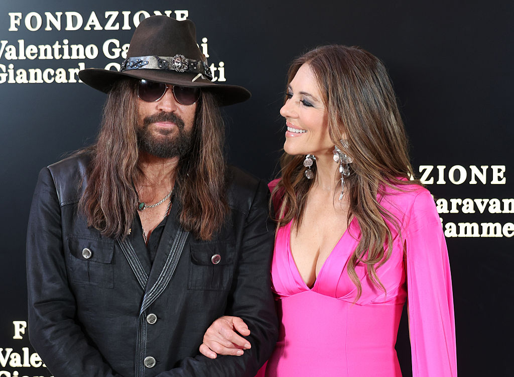 elizabeth-hurley-meztelen-foto | Marie Claire Elizabeth Hurley és friss szerelme, Billy Ray Cyrus egy római premieren