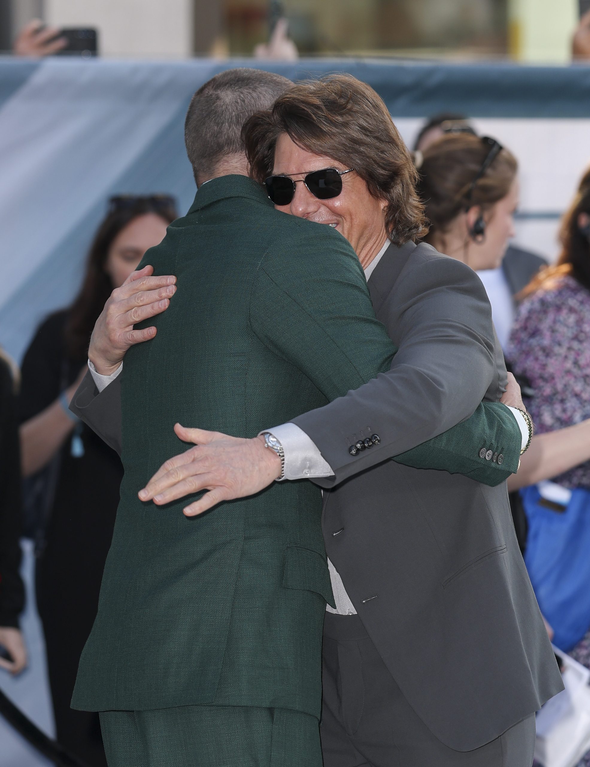 A premierre Tom Cruise egyedül érkezett, Brad Pittet viszont elkísérte a barátnője.