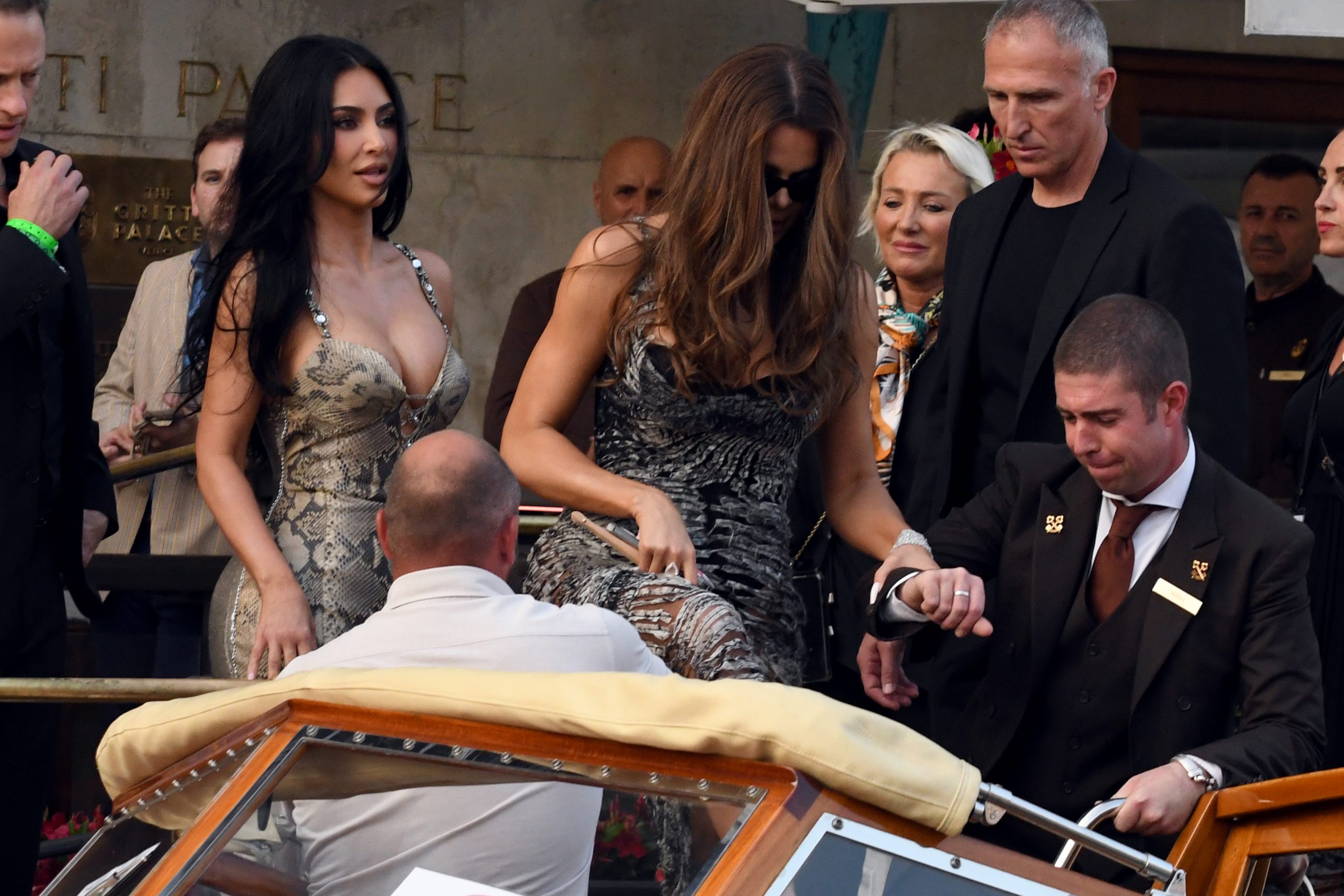 Érkeznek a hírességek Jeff Bezos esküvői partijára még a vihar előtt