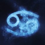 Rák (június 21. – július 22.) Ha párkapcsolatban élsz, mélyebb szintekre léphettek: legyen szó egy komoly döntésről, egy új kezdet bejelentéséről, vagy egyszerűen csak arról, hogy újra egymásra találtok a rohanó hétköznapok után. Ha pedig egyedülálló vagy, akkor szinte sugárzik belőled az a fajta energiamező, amely vonzza a sorszerű találkozásokat. Jupiter most a jegyedben jár, ami azt jelenti, hogy a szerencse, növekedés és terjeszkedés bolygója a te oldaladon áll – akár szerelemről, akár életcélokról van szó. Július 4-ig a Vénusz az álmaid, vágyaid és társas kapcsolataid házában jár: most valósággá válhat egy olyan romantikus álom, amit már régóta dédelgetsz. Ráadásul Mars is fűszerezi a dolgokat – a Szűz jegyében energikusabb, játékosabb, csábítóbb kommunikációra késztet, ami még vonzóbbá tesz mások szemében.