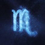 Skorpió (október 23. – november 21.) Skorpióként hajlamos vagy falakat emelni a szíved köré, főként, ha korábban csalódtál. De most, a Rák szezonban itt az idő, hogy újraírj egy régi hiedelmet, amely eddig talán visszatartott az igazi intimitástól. Lehet, hogy túl sokáig hittél abban, hogy a szerelem mindig fájdalmat hoz – de most végre itt az alkalom, hogy ezt átformáld. Jupiter segít neked megnyitni a szíved, és megtanulni: a szerelem mindig tanít, és nem feltétlenül kell fájnia. Ha képes vagy változtatni a szemléleteden, akkor az egész szerelmi életed szintet léphet. Vénusz, a szépség és szerelem bolygója július 4-ig a kapcsolatok házában áll, ráadásul a földies Bika jegyében: ez stabilitást, mélységet és valódi intimitást hozhat az életedbe – akár egy új kapcsolatról, akár egy régi megerősítéséről van szó.