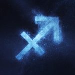 Nyilas (november 22. – december 21.) Jupiter – a te uralkodó bolygód – most a mély érzelmi kötődések, intimitás és transzformáció házában jár, és arra hív, hogy lépj túl saját határaidon. Talán most van itt az idő, hogy végre teljes szíveddel odaadj magadból valakinek – mert a jutalom egy olyan mélységű szerelem lehet, amit még te is nehezen képzeltél el. A szerelem most nemcsak kaland, hanem önismereti utazás is. Egy kapcsolat tükröt tart eléd – és segít fejlődni, ha nyitott vagy rá. Július 4-én Vénusz belép az Ikrek jegyébe, és ezzel a párkapcsolatok házába: ez azt jelenti, hogy felgyorsulnak az események – és végre tényleg találkozhatsz valakivel, aki mellett nem csak szabadnak, de mélyen elfogadottnak is érzed magad.