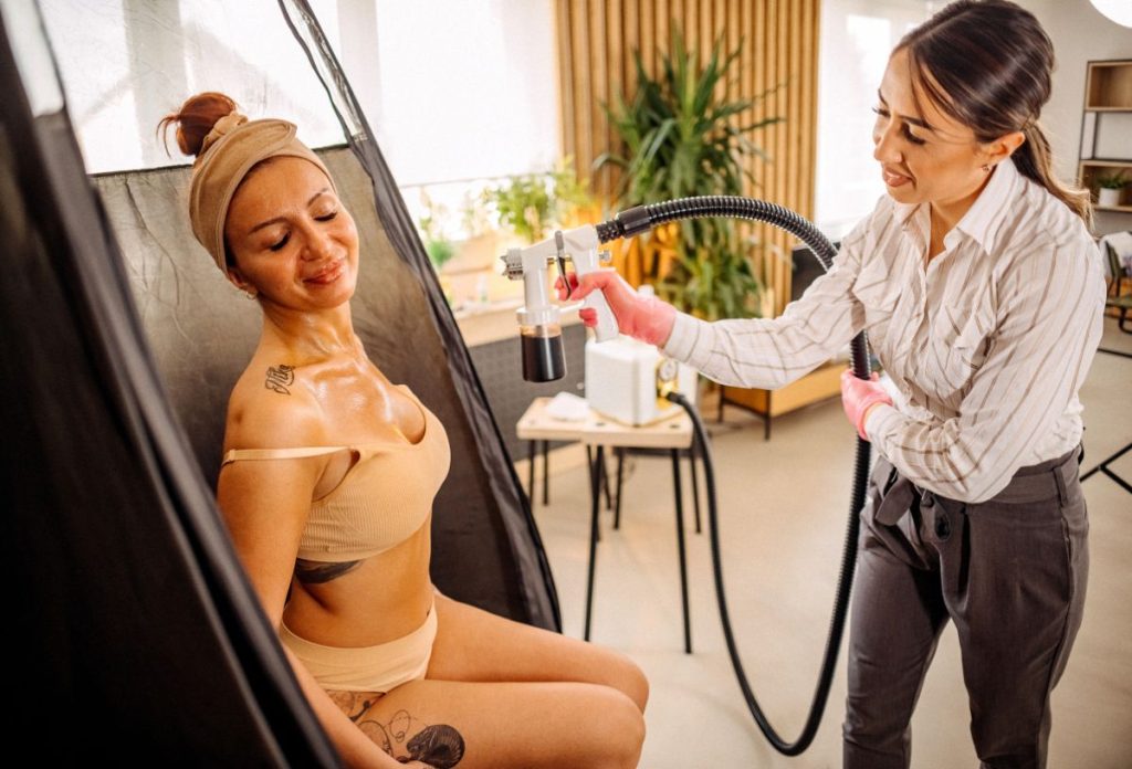 Néhány óvintézkedést fontos betartani a biztonságos barnuláshoz a spray-s önbarnító esetében is