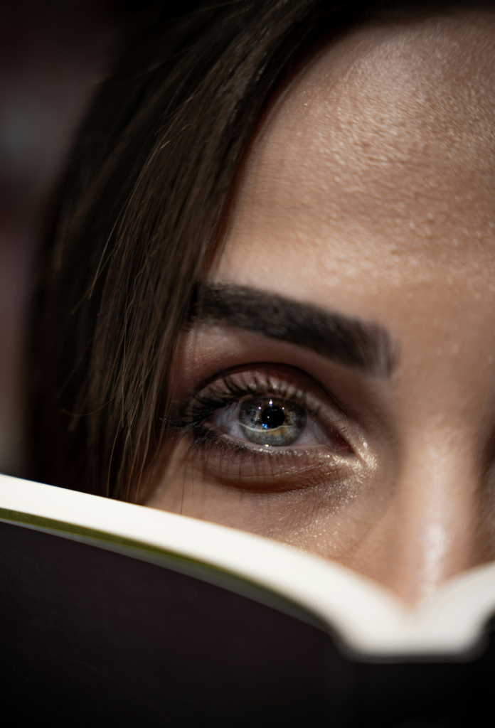 Visszafogott mimika, kifejező tekintet - ez a boszorkány mosoly technika lényege