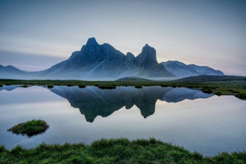 Izland - hegyek tükröződnek a kék tó vizében