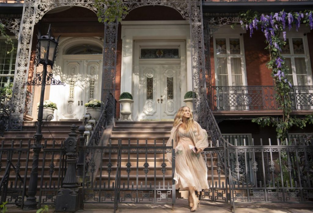 Carrie az És egyszer csak... harmadik évadának első részében a háza előtt az ominózus tavasztündér ruhában