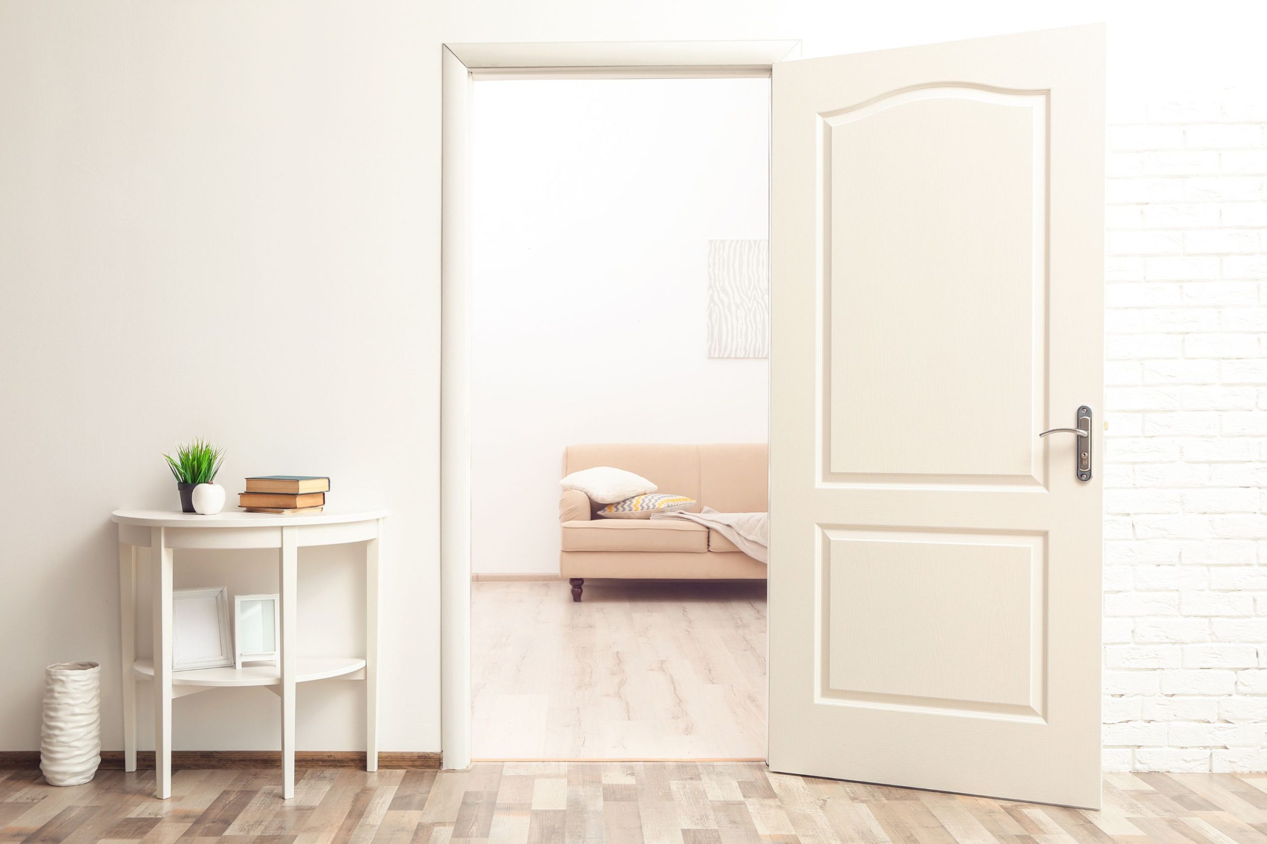 Mára azonban egyre többen érzik úgy, hogy ez a letisztultság egyúttal személytelenséget is hordoz