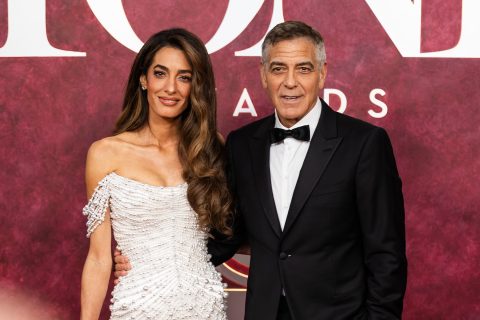 George Clooney ősz hajjal Amal Clooney oldalán a Tony Awardson