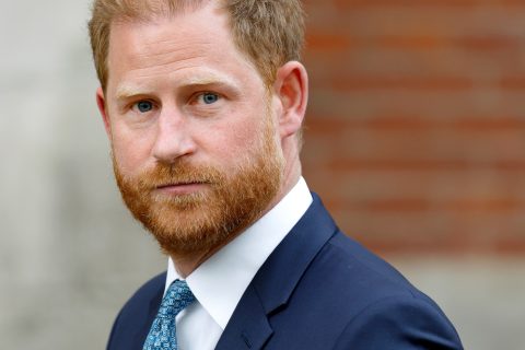 Közeli fotó Harry hercegről