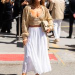 Modell horgolt pulóverben