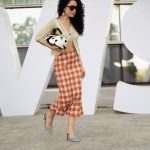 Modell horgolt pulóverben