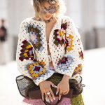 Modell horgolt pulóverben