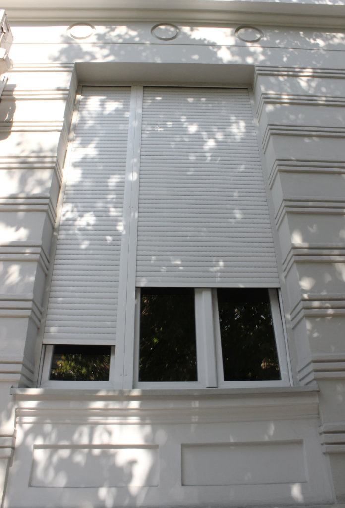 A leengedett redőny pajzsként védi az otthonunkat a forrósággal szemben