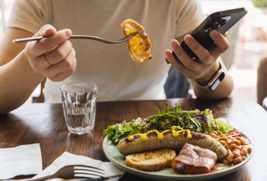 Az okosóra és a kütyüzés nem tesz jót evés közben