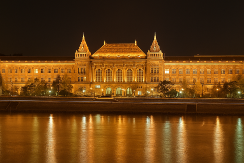 A szkéné színház a BME K épületében található.