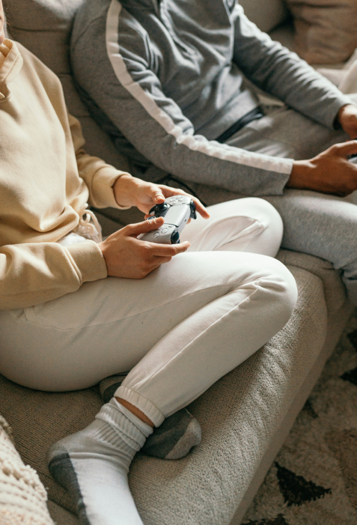 Pár összeillő pizsamában játékkonzollal játszik