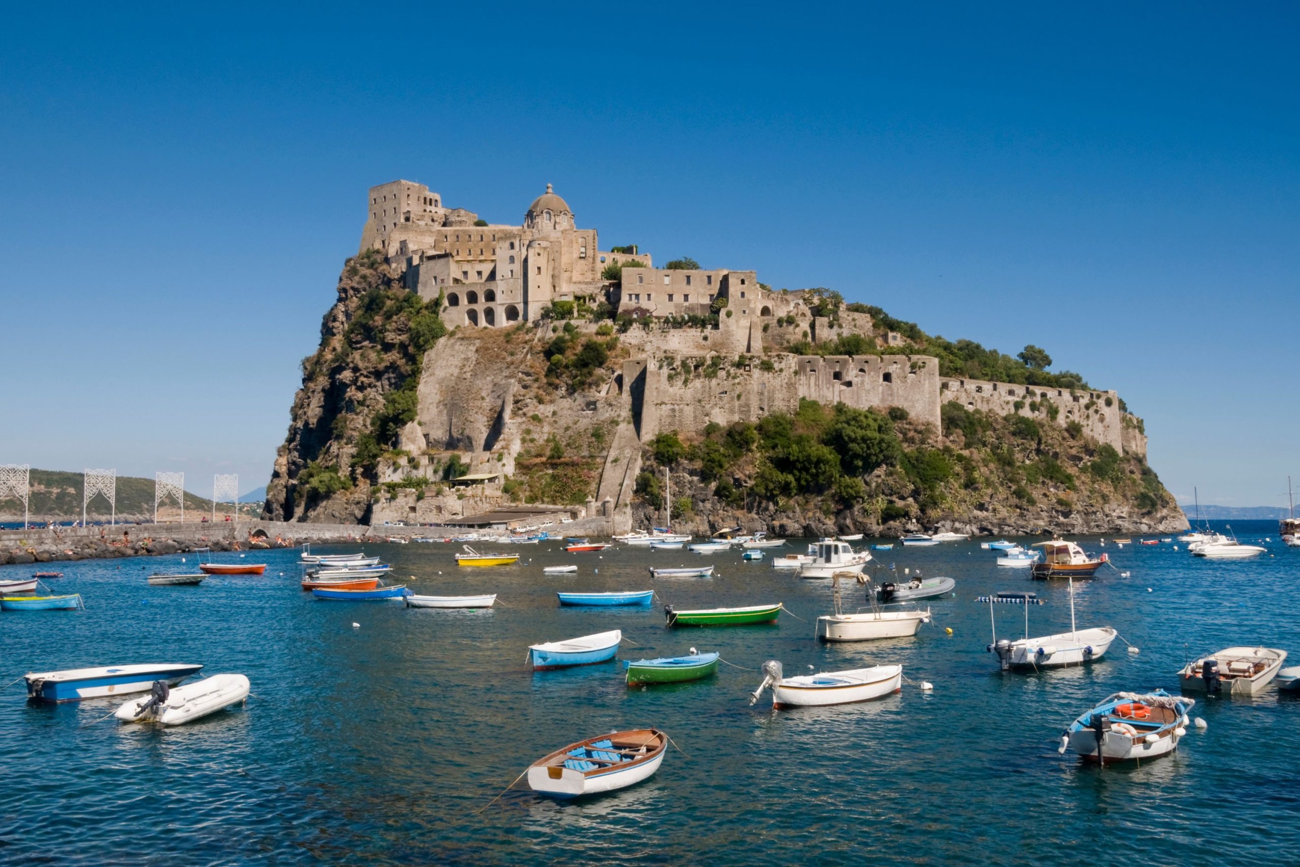 A Nápolyi-öbölben fekvő vulkanikus sziget híres termálforrásairól, természetes szépségéről és csendes luxusáról