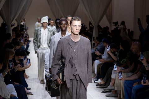 Férfiak vonulnak a 2026-os tavaszi/nyári divatbemutatón