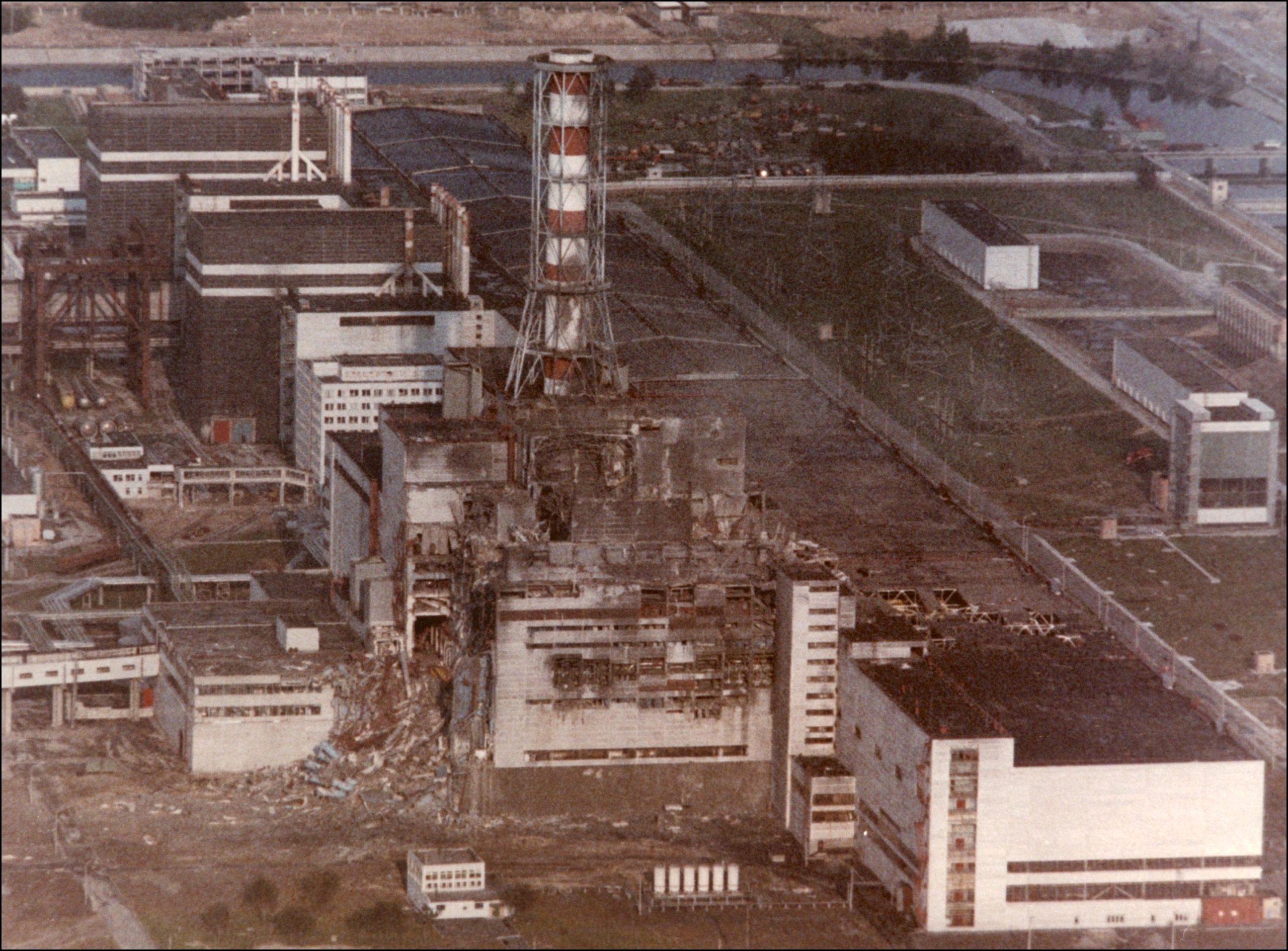 A csernobili atomerőmű három nappal az 1986. április 29-i robbanás után.