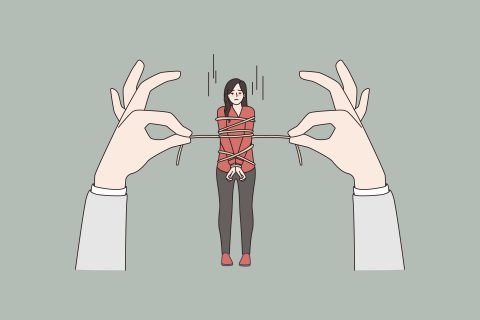 Stresszes nő kötéllel megkötözve hatalmas kezekkel.