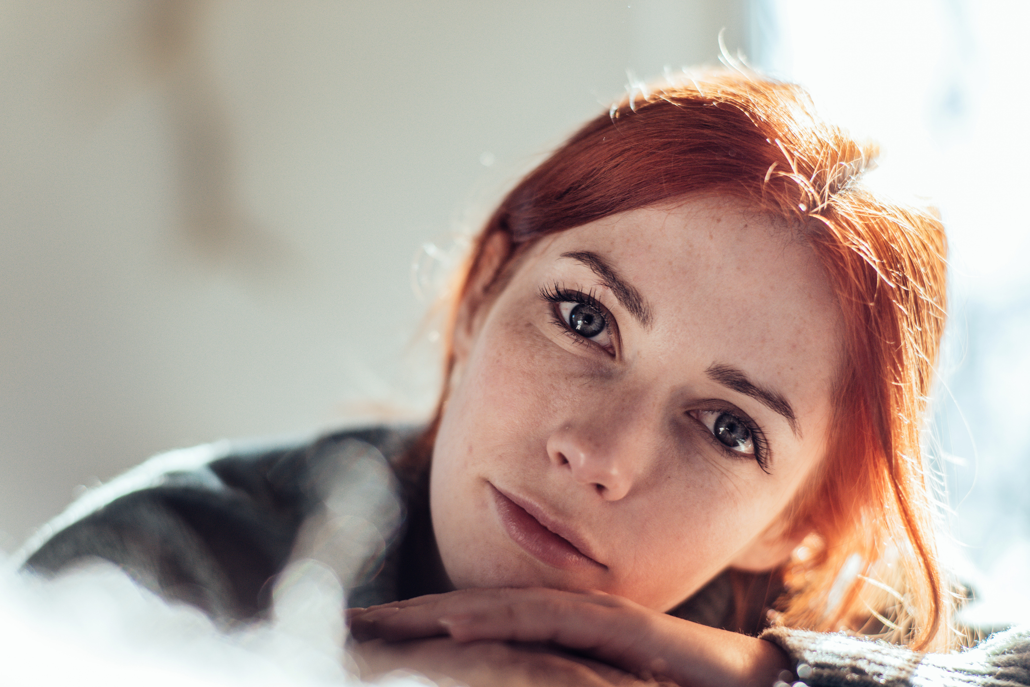 Fiatal nő komoly tekintettel néz a kamerába