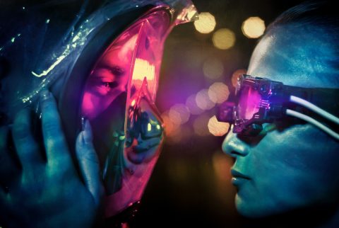 Futurisztikus kép, egy nő kezében tartja egy férfi kiborg arcát