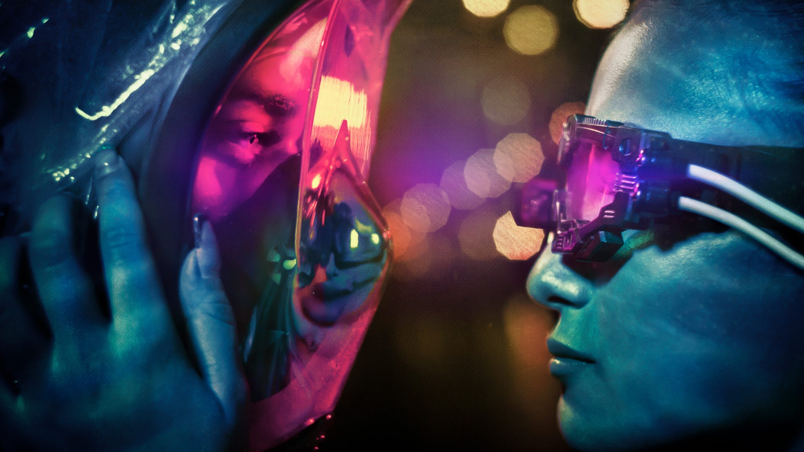 Futurisztikus kép, egy nő kezében tartja egy férfi kiborg arcát