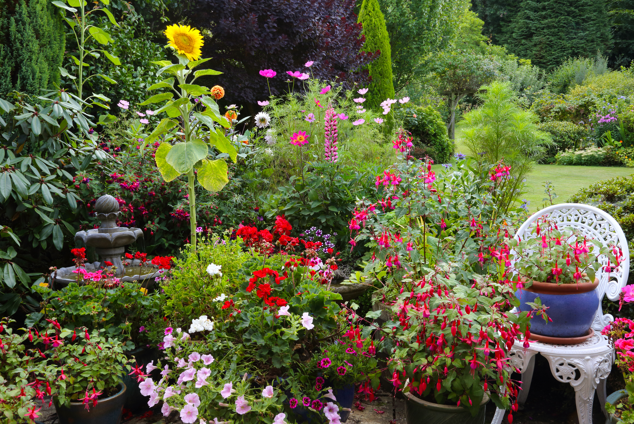 Stílusos és spórolni is segít, ha nem használt bútorunk virágtartóként él tovább a kertben, ahogyan ezen a képen is.