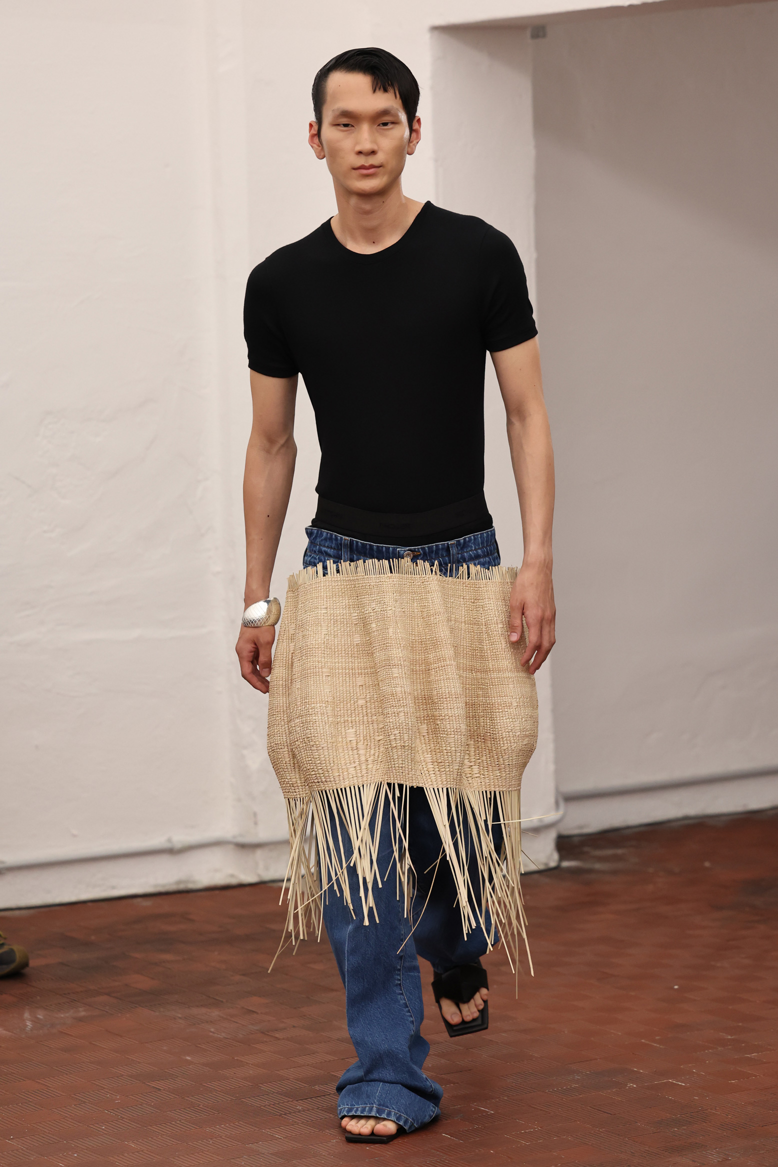 Rojtot viselő férfi a 2026-os tavaszi/nyári divatbemutatón